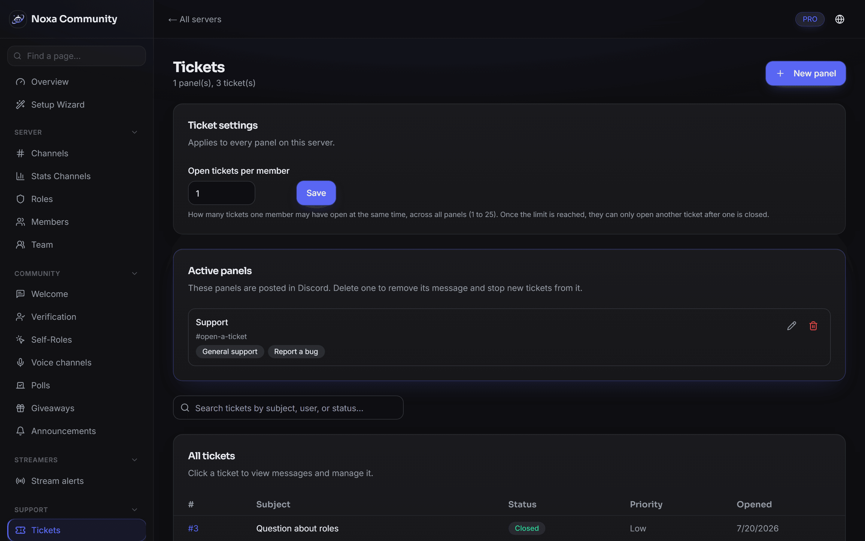 Ticket overview in the Noxa dashboard: active panels, a search field and a ticket list with status, priority and opening date.